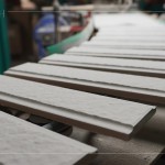 製程中的片片山形磚瓦，歷經(jīng)層層工法，謹(jǐn)慎的審視、嚴(yán)格把關(guān)，方能成為建築最堅(jiān)韌的外衣。