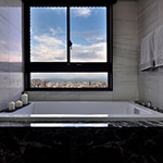 有人習(xí)慣泡澡時捧著書讀，代表著忙裡偷閒的自在從容