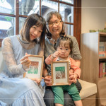 一幅幅蘊(yùn)含文學(xué)風(fēng)景的作品，嵌入質(zhì)樸的相框裡，每位家族好友臉上洋溢著幸福的笑容，將這份美好一一珍藏。