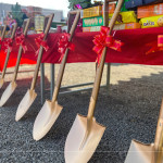 金銅色光輝的開工鏟，將剷出心中築夢成真的願景，期待往後的日子與建築共築美好。