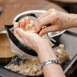 將熟黃豆搗碎，溫?zé)岬亩瓜阍谡菩拈g瀰漫，每一次按壓都是釀造過程的起點。