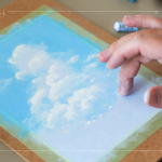 指尖暈染，達(dá)到更自然、細(xì)膩的混色效果，透過指腹的溫度，將顏料均勻融化、混合，輕柔推抹，更可呈現(xiàn)朦朧霧感效果。