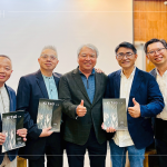 新業(yè)建設(shè)創(chuàng)辦人-穆椿松(中)受邀出席2025年12月「建築師開發(fā)商」論壇，會後分享新業(yè)最新出版的「KIUTSU 起厝」雜誌給在座建築師。