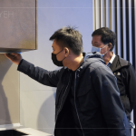 新業(yè)建設(shè) 簡福榮總經(jīng)理 (右一)與 吳志輝建築師 (右二) 細(xì)看、輕撫每個(gè)廚具的細(xì)節(jié)與轉(zhuǎn)彎處，觀察整體色調(diào)的搭配與設(shè)計(jì) 。