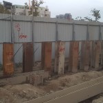 鋼軌樁為國(guó)內(nèi)常用的擋土壁材料，一個(gè)個(gè)列隊(duì)貫入地盤中。