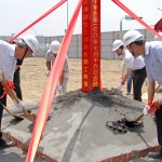 由新業(yè)建設(shè)穆椿松董事長（左一）帶領(lǐng)同仁們，開始動土儀式。