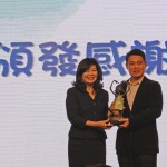 臺(tái)中「張老師」中心主任委員張麗莉（左）致贈(zèng)禮品給新業(yè)建設(shè)邱正光副總（右）作為紀(jì)念，感謝新業(yè)建築夥伴們持續(xù)為青少年及民眾回饋一己之力。