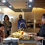 觀峰邀請廚具設(shè)備老師掌握「蒸烤箱」、「洗碗機」等廚具的使用訣竅，現(xiàn)場示範了蔬食料理教學，宛如一場小而美的輕食饗宴！