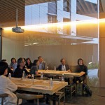 新業(yè)建設(shè)董事長(zhǎng)卓勝?。ㄓ叶┘熬友兴êB師團(tuán)隊(duì)進(jìn)行簡(jiǎn)報(bào)說(shuō)明，將新業(yè)宜家的建築立面、動(dòng)線與公設(shè)空間一一介紹，現(xiàn)場(chǎng)宛如與建築進(jìn)行一場(chǎng)沉穩(wěn)而內(nèi)斂的對(duì)話。