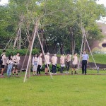 【新業(yè)觀峰】的水岸及前庭步道，連接著日本藝術家「駿河 敏」親手拚貼綴飾的碉堡。它不僅是孩子爬高探險滿足好奇心的碉堡，也是觀峰前院一大充滿童趣的微地景藝術。