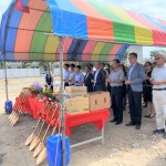 新業(yè)建設 穆椿松名譽董事長(右五)，帶領著各部門職人團隊，一同焚香祝禱，相信心誠則靈，能使【築願景】在天時、地利、人和的條件下完美開展。