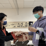 會(huì)議開(kāi)始前致上專(zhuān)屬伴手禮及餐盒，感謝在百忙之中的抽空參與。