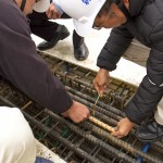 上樑意即在頂樓綁紮金漆鋼筋，「如人之加冠」，象徵建築主體完工在即。