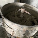 在職人大展身手前，先將石子材料與石泥按比例混合，是重要的事前作業(yè)。