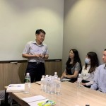 新業(yè)建設(shè)邱正光副總經(jīng)理(圖中)，勉勵夥伴們精進自我，也不吝分享自身對工作的態(tài)度與心得，使新進的生力軍們獲益良多。