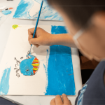 簡單深刻的繪本故事，深深烙印在孩子的腦海中，繽紛的色彩、俐落的線條，傳遞鯨魚和大海在心中的美好想像。