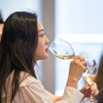 純淨(jìng)的白蘇微濃，金黃閃爍的光澤閃爍，清爽、芬芳的氣息在口中縈繞，是款不可多得的佳釀！