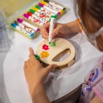 為自己的搖搖鈴鼓穿上繽紛的新衣，動動小手畫出可愛的小花，屬於孩子們的揮灑創(chuàng)意時光。