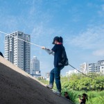 新業(yè)夥伴們拉著繩索，紮實(shí)地一步一腳印，逐一攀壁而下，貼近我們的自然芳鄰－筏子溪。