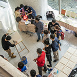 建築藝術家在樣板上示範「作畫」