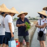 聽(tīng)著在地小農(nóng)–翁爸爸說(shuō)明秧苗的成長(zhǎng)故事，一點(diǎn)一滴都是辛苦的付出，期許時(shí)時(shí)懷著一顆謙卑的心，感恩腳下每一寸土地。(圖右一為新業(yè)建設(shè) 穆椿松名譽(yù)董事長(zhǎng))