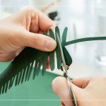 沿著外輪廓剪下葉片，壓切葉脈摺痕，透過雙手的溫度，摺出立體線條，像是重新賦予紙張一個植物的靈魂。