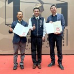 榮耀時(shí)刻，入圍即肯定；臺(tái)中市政府都市發(fā)展局-李正偉局長(zhǎng)（中）與新業(yè)建設(shè)卓勝隆董事長(zhǎng)（左）、新業(yè)建設(shè)蕭智夫建築師（右）一同合影留念。
