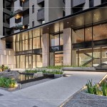 微風(fēng)一方靜謐芳華，讓自然蔓延前庭，夜晚亮起柔和燈光，融進(jìn)建築表情，也沁入，每位歸家的住戶心裡。