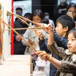 以皮為底，以桿為骨，體驗(yàn)皮影戲偶，躍上小小影窗中，讓小朋友們?cè)鎏砹硪环萑の兜捏w驗(yàn)。