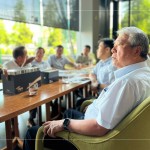 新業(yè)建設(shè) 創(chuàng)辦人穆椿松先生 帶領(lǐng)新業(yè)團(tuán)隊(duì)一同前往廚具品牌選品，開啟一場(chǎng)建築職人與廚具職人的對(duì)話。