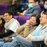 講師以生動(dòng)逗趣的方式，分享生活趣事，妙語(yǔ)如珠，讓家族好友們笑聲不斷、樂(lè)在其中，現(xiàn)場(chǎng)洋溢著歡樂(lè)的氛圍。