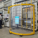 測驗氣密窗『抗風壓』性能時，全程使用防護設備，預防試驗過程中玻璃爆裂。