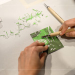 透過版畫藝術(shù)中的凸版技法，運(yùn)用角刀與圓刀等工具，一刀一筆、刻法交錯(cuò)出圖樣，展現(xiàn)細(xì)膩的紋理與豐富的層次感。