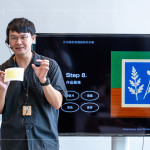 藍(lán)曬藝術(shù)家-許翰殷，以藍(lán)曬法教學(xué)引導(dǎo)，結(jié)合自然媒材與負(fù)片創(chuàng)作，帶領(lǐng)住戶製作獨(dú)一無二的明信片。 