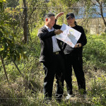 即使是一棵樹的規(guī)劃，也需方方面面、適居適所，為社區(qū)打造自在森活的綠意空間。(圖左為新業(yè)建設總經(jīng)理-簡福榮、圖右為國際金獎建築師-楊家凱)