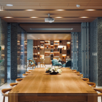 『蒔光交誼廳』接續(xù)著『鎏光多功能教室』，化繁為簡的設(shè)計，將廳堂與前庭自然的融合。