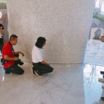 每座形狀與曲線都獨(dú)一無二的柱體底部，踢腳板的裝設(shè)一點(diǎn)也不馬虎，實(shí)心用材、手工打造，連接地面與柱底完美貼合，幾乎無縫接軌。