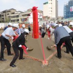 由新業(yè)大家長(zhǎng) 穆椿松榮譽(yù)董事長(zhǎng)(左一)領(lǐng)導(dǎo)鋤土、堆土，代表動(dòng)土工程正式開始，也象徵往後工程一切平安順利。