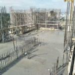 混凝土澆置完成！在建築結(jié)構(gòu)體的成形過程中，需投入大量的心力與時(shí)間成本，但新業(yè)職人建築團(tuán)隊(duì)更重視家的安全，您的幸福未來由新業(yè)來守護(hù)。