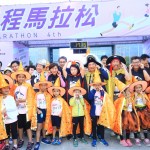 第四屆臺中城市半程馬拉松，正值萬聖節(jié)的節(jié)慶氛圍，臺中市長盧秀燕（中）與大小朋友也應(yīng)景地扮成南瓜精靈，趣味的裝扮讓馬拉松賽事更添可看性！