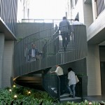 有別於直上設(shè)計(jì)的階梯，身形優(yōu)美的旋轉(zhuǎn)梯，帶領(lǐng)人們以不同角度及高度，擁有更廣更多元的視野，嘗試更多欣賞新業(yè)宜家的面向。