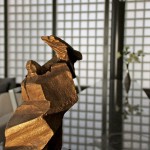 夕陽如金箔般灑上魯班獎，讓原本沉穩(wěn)的質(zhì)材更顯得高貴與尊榮，就像光與空間的關(guān)係，迎接光、採納光，讓空間張力層層推進。