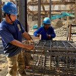 頂著赤日的高溫，職人師傅們用雙手一一的綁紮鋼筋、確實(shí)纏繞完成，培養(yǎng)出天衣無(wú)縫的默契。