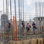 工地師傅穿梭在樓板上，忙著進(jìn)行頂版灌漿的前置工程，為未來的住戶守護(hù)穩(wěn)定的居住品質(zhì)。