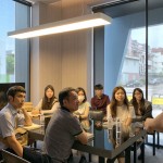 每一位新進(jìn)正聚精會(huì)神地聆聽，希望能更透徹了解新業(yè)建築、設(shè)計(jì)、銷售、營(yíng)造、客服、深耕家族，全方位的服務(wù)與落實(shí)。