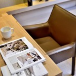 拉開木紋皮質(zhì)座椅，在充滿療癒感的空間內(nèi)，穿梭在字裡行間的同時爬梳自己的思緒，讓心靈重新得到富足。