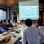 新業(yè)團(tuán)隊(duì)在會(huì)議中，提出各自的專業(yè)見解、討論出「美學(xué)兼具實(shí)用」的餐廚空間，同時(shí)想像著未來住戶在餐桌上談笑風(fēng)生、笑容可掬的溫馨畫面。