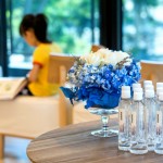 演講廳充滿著大人們?nèi)褙炞⒌臍庀?，在閱讀區(qū)一隅，是孩子們投入繪本的靜謐空間。在講師與聽(tīng)眾間，及孩子與書(shū)之間，相得「益」彰，共「品」生活。