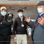 新業(yè)建設(shè) 創(chuàng)辦人 穆椿松先生(右一)帶領(lǐng)新業(yè)建築團(tuán)隊(duì)，一同為來(lái)訪的建築先進(jìn)們旅讀『自由居』建案。