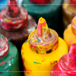 在聖誕節(jié)前夕，摸索多彩的顏料，塗鴉屬於你的節(jié)日創(chuàng)作，揮筆舒心的療癒時(shí)光。